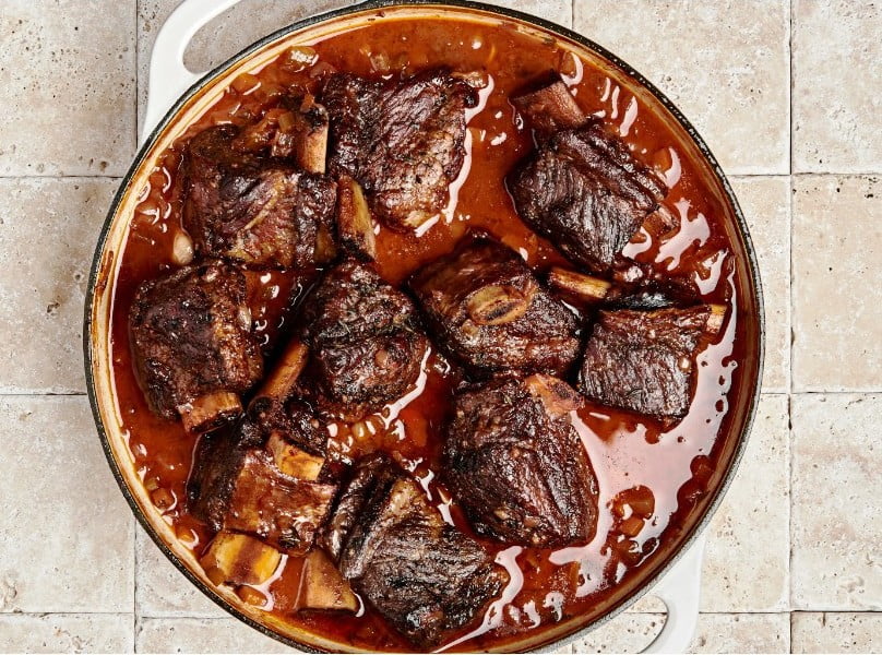 Реберця тушковані у вині