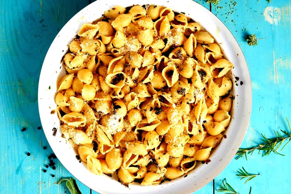 Макарони мушлі з каперсами та оливками