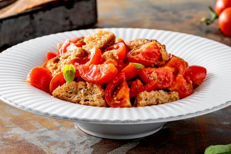 Салат з хліба та помідорів