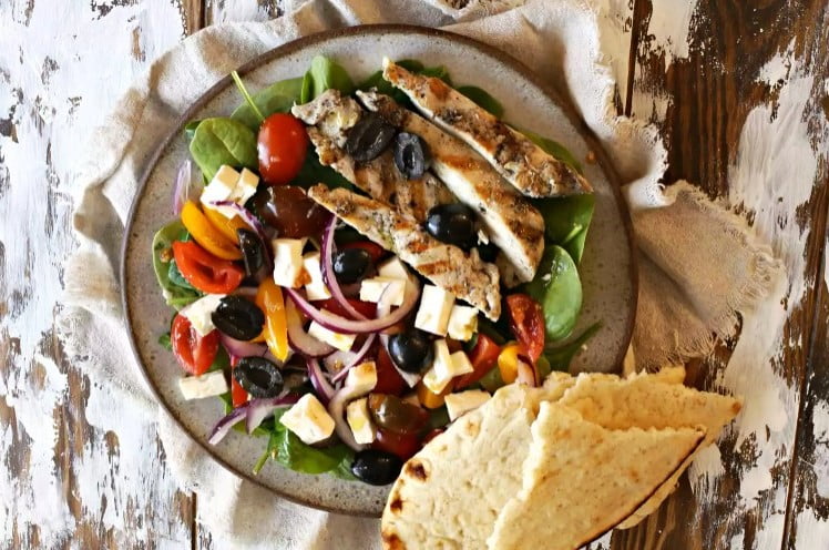 Середземноморський курячий салат
